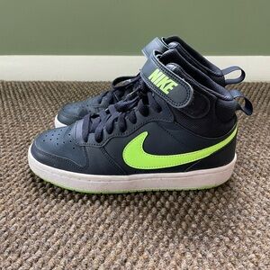 EUC Nike Boys Court Borough Mid Sneakers Size 4